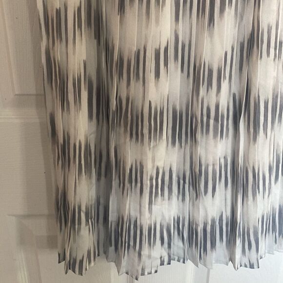 Brochu Walker Eve Pleated Printed Mid Length Skirt in Ardaite White/Gray Combo - Picture 4 of 5